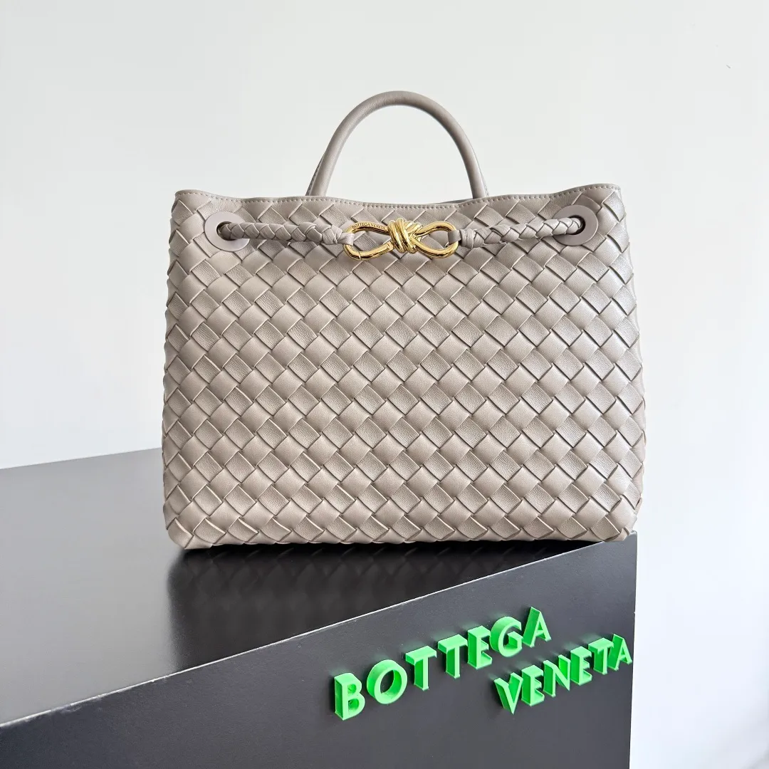 The 2023 new Andiamo batch of 2260 BV has been shipped‼ ️Really popular🔥The new Andiamo woven handbag launched by Bottega Veneta this season is really popular all over the world! ! Celebrities at home and abroad have worn it, and Oscar-winning actress Michelle Yeoh has taken it out on the street. Song Jia, Trai Yara, Yu Feihong, Sanji Ayaka, Rosie Hunting-Whiteley, Yoshioka Riho, etc. have all picked up this bag. It is classic and versatile, showing off its temperament, and the bag capacity is also large, which is very convenient for daily commuting! ! A variety of carrying methods, the shoulder straps can be adjusted by yourself, the original lambskin feels soft and delicate, and the neutral style is made to break gender boundaries and bring a more practical and long-lasting use experience. Andiamo, which has both elegant and casual styles, perfectly interprets the true appearance of "fashionable old money style". Style number: 743572 Size: 32*24*12